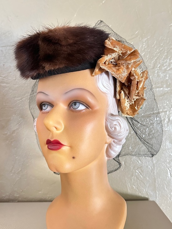 EXQUISITE 1940\'S BLACK FELT & MINK TILT HAT + FABRIC ROSES, STEMS & FULL VEIL main image 6